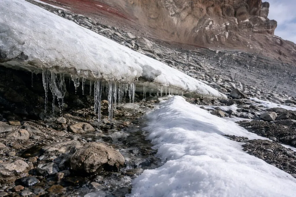 Deshielo glaciar Jamapa en el Pico de Orizaba con flujo de agua hacia zonas bajas, reflejando impacto ambiental y cambio climático