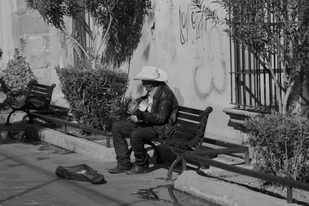 México fuera del top 10 de países más felices en 2026 refleja retos sociales económicos y bienestar en contexto global