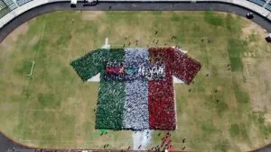 Participantes forman camiseta monumental que obtiene récord Guinness en estadio de Tuxtla Gutiérrez