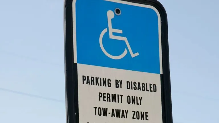 permisos de estacionamiento para discapacitados en Miami-Dade bajo revisión por posible fraude en el sistema