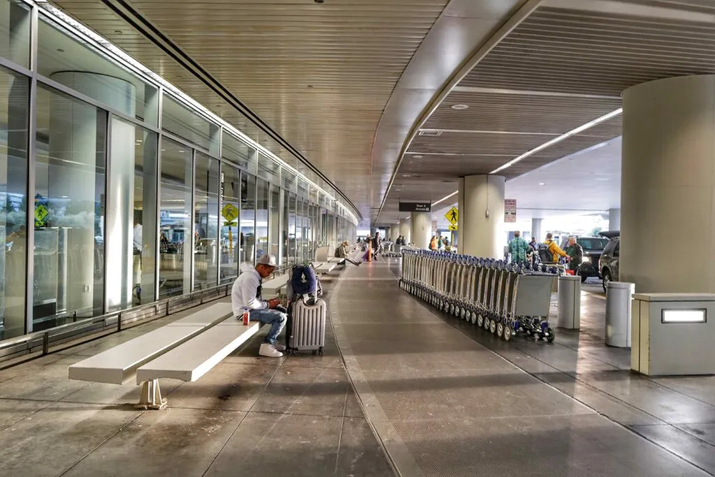 Operativo de vigilancia de viajeros en el aeropuerto de Miami ante el Mundial 2026 para prevenir delitos sexuales y proteger menores