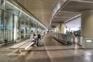 Operativo de vigilancia de viajeros en el aeropuerto de Miami ante el Mundial 2026 para prevenir delitos sexuales y proteger menores