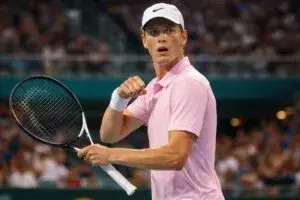 Jannik Sinner celebra su victoria en el Miami Open tras vencer a Zverev en Estados Unidos durante semifinal intensa