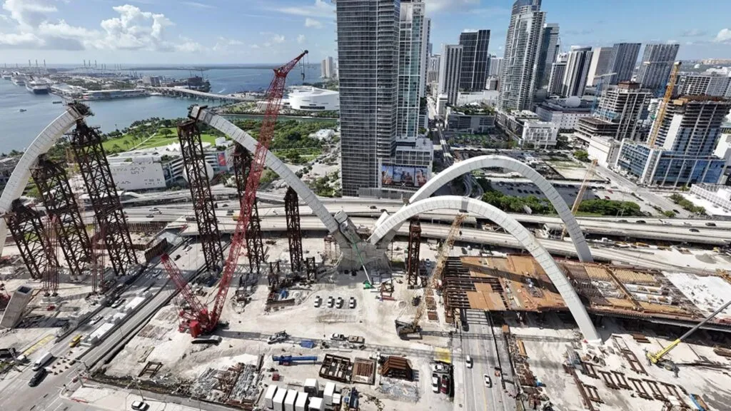 Miami Signature Bridge con críticas por grietas y debate sobre su construcción en la ciudad de Miami