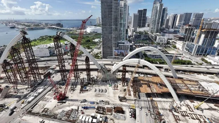 Miami Signature Bridge con críticas por grietas y debate sobre su construcción en la ciudad de Miami