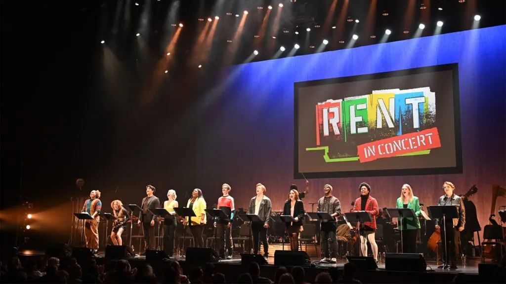 evento cultural nocturno en Miami con música en vivo y público disfrutando frente al escenario