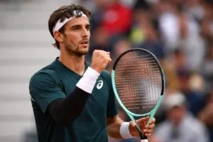 Musetti enfocado durante entrenamiento previo al torneo de Miami con actitud competitiva