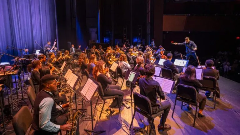 Nu Deco NXT en Miami con jóvenes músicos ensayando y presentándose en concierto