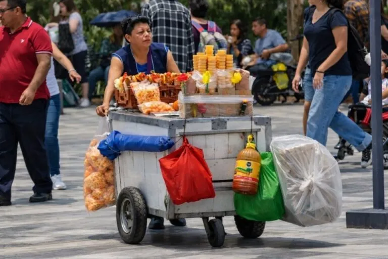 Mujeres mexicanas en espacios laborales modernos que reflejan crecimiento de la participación laboral femenina y cambios económicos recientes.