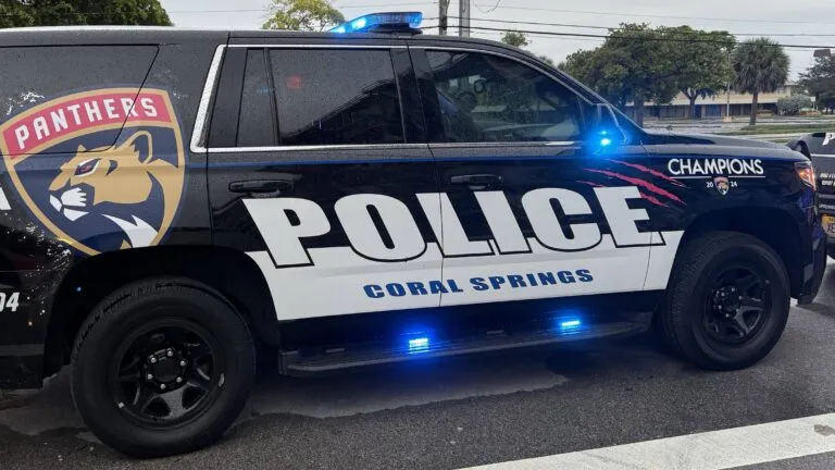 Patrulla policial en complejo residencial tras arresto en Coral Springs