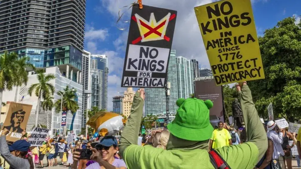 No Kings protesta en Miami con manifestantes en calles del sur de Florida