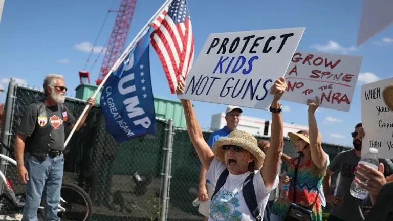 manifestantes y simpatizantes frente a Mar-a-Lago durante protestas contra Trump en Palm Beach