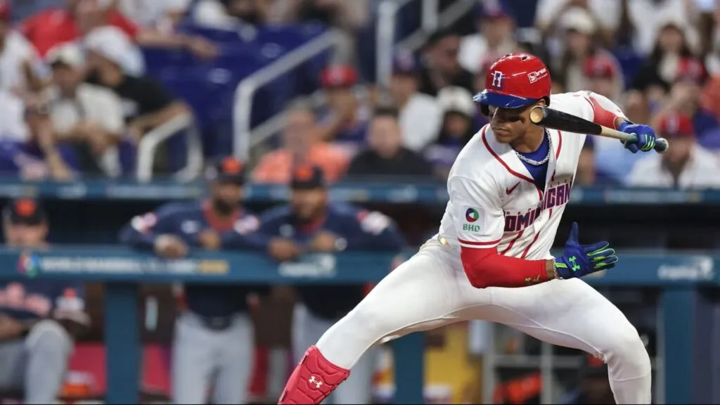 jugadores de República Dominicana celebran victoria ante Venezuela en el Clásico Mundial de Béisbol en Miami
