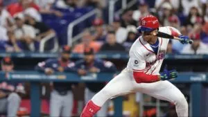 jugadores de República Dominicana celebran victoria ante Venezuela en el Clásico Mundial de Béisbol en Miami
