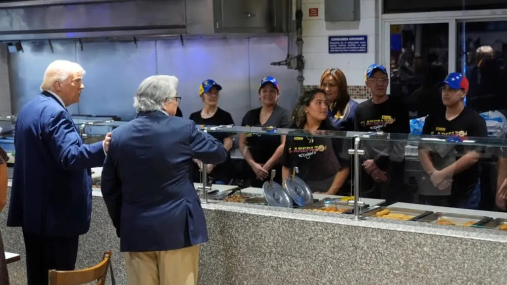 fachada del restaurante venezolano El Arepazo en Doral con decoración inspirada en la bandera de Venezuela