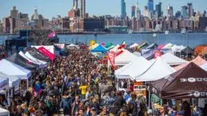 Smorgasburg mercado gastronómico en Fort Lauderdale con puestos de comida internacional y ambiente al aire libre