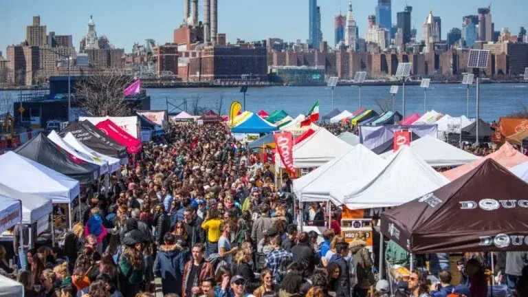 Smorgasburg mercado gastronómico en Fort Lauderdale con puestos de comida internacional y ambiente al aire libre