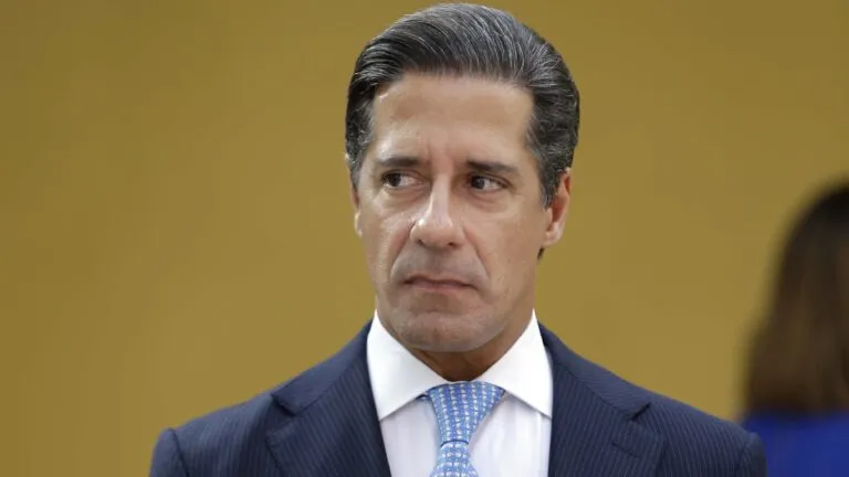 Alberto Carvalho durante reunión oficial mientras junta escolar debate suspensión