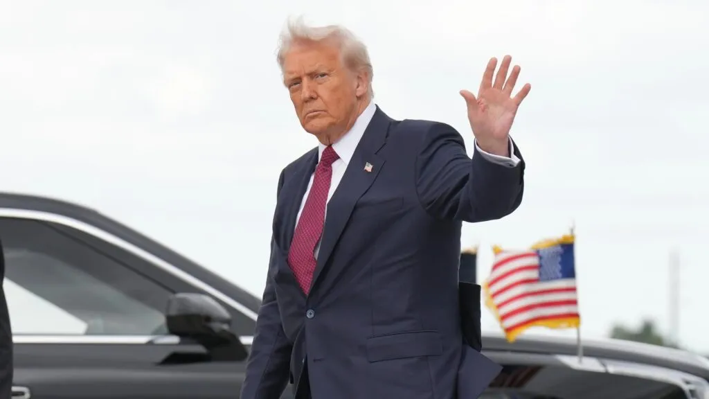 Trump saluda durante evento en Estados Unidos mientras lanza advertencia sobre Cuba y aumenta tensión política internacional
