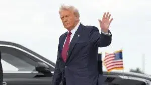 Trump saluda durante evento en Estados Unidos mientras lanza advertencia sobre Cuba y aumenta tensión política internacional