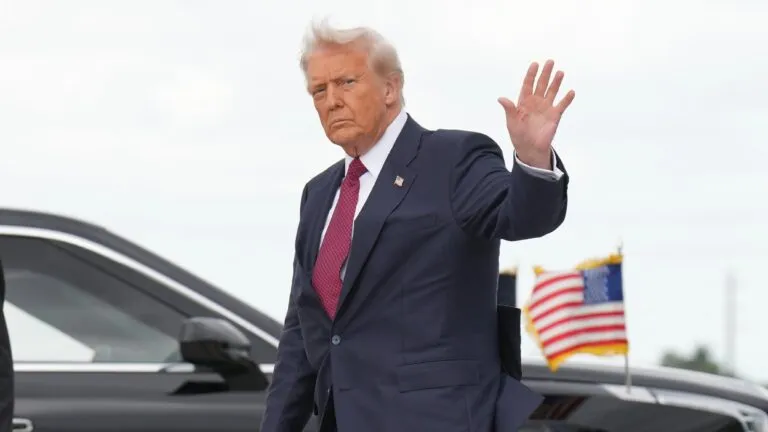 Trump saluda durante evento en Estados Unidos mientras lanza advertencia sobre Cuba y aumenta tensión política internacional