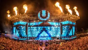 Ultra Music Festival en Miami con escenario principal y luces durante transmisión en vivo