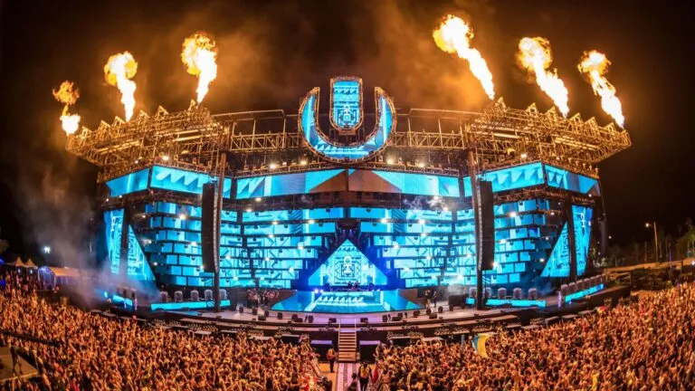 Ultra Music Festival en Miami con escenario principal y luces durante transmisión en vivo