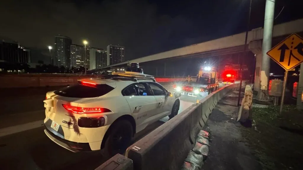 robotaxi Waymo detenido en la MacArthur Causeway en Miami tras incidente con vehículo autónomo