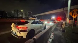 robotaxi Waymo detenido en la MacArthur Causeway en Miami tras incidente con vehículo autónomo