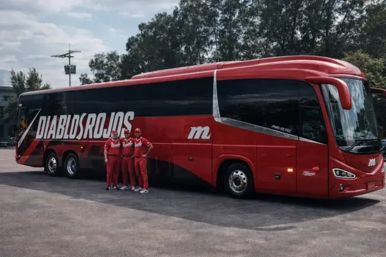 Autobús Diablos Rojos blindado con tecnología avanzada para mejorar logística y rendimiento del equipo en México