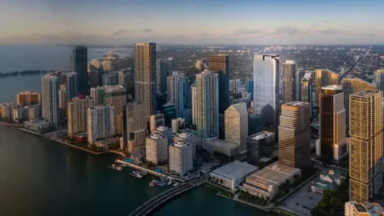 Brickell lujo inmobiliario Miami torres residenciales inversión real estate Estados Unidos