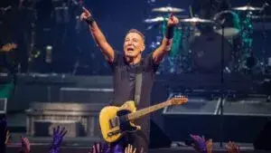 Bruce Springsteen en escenario durante concierto con público masivo y show en vivo