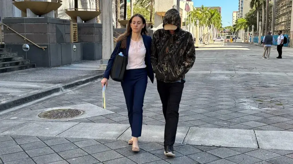 caso Anna Kepner con cargos como adulto contra hermanastro por asesinato y abuso sexual en crucero familiar