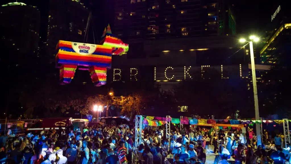 conciertos gratis con público disfrutando música en vivo al aire libre en evento