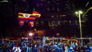 conciertos gratis con público disfrutando música en vivo al aire libre en evento