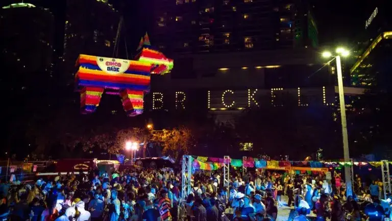 conciertos gratis con público disfrutando música en vivo al aire libre en evento