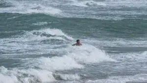 corrientes de resaca en playas de Miami provocan rescates y condiciones marítimas peligrosas en Florida