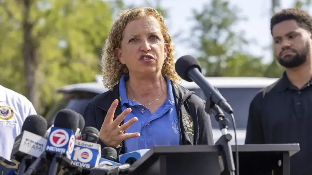 Debbie Wasserman Schultz denuncia condiciones inhumanas en centro migratorio de Florida en los Everglades