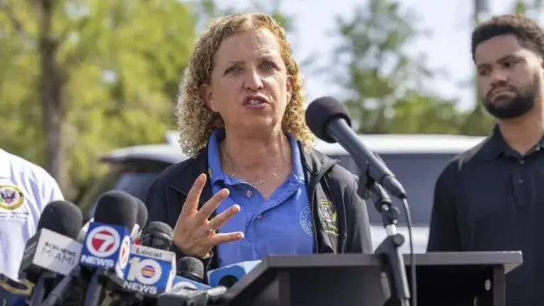 Debbie Wasserman Schultz denuncia condiciones inhumanas en centro migratorio de Florida en los Everglades