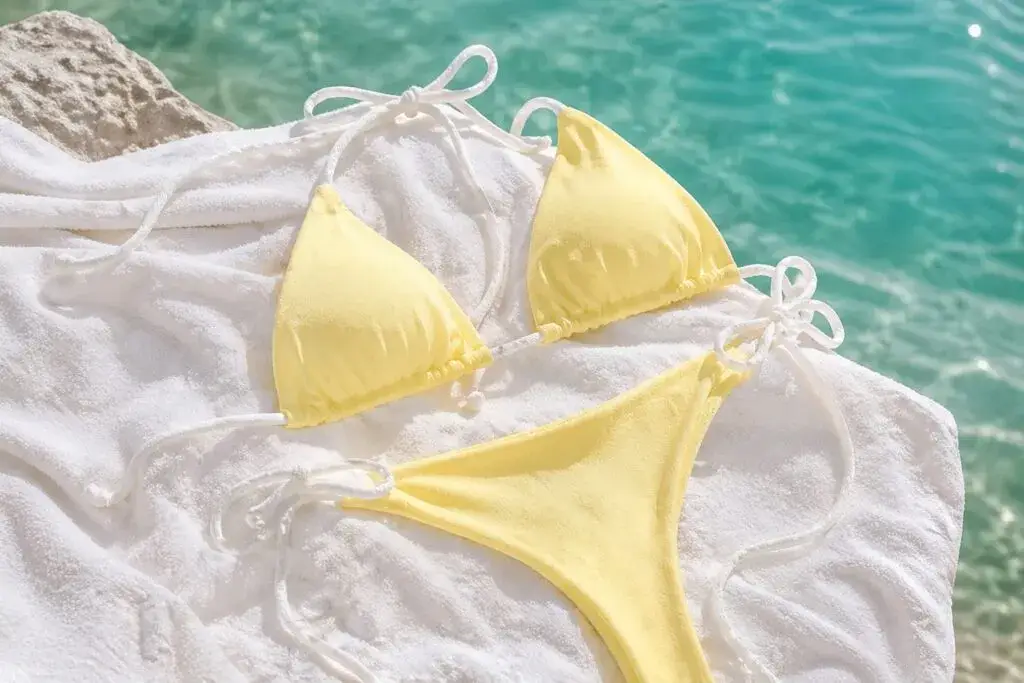 Antonela Roccuzzo en Miami con microbikini bicolor destacando lifestyle latino y economía digital