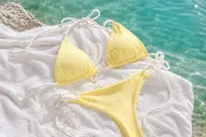 Antonela Roccuzzo en Miami con microbikini bicolor destacando lifestyle latino y economía digital