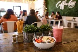 Cafetería en Florida con menú saludable y ambiente moderno que impulsa bienestar e innovación gastronómica
