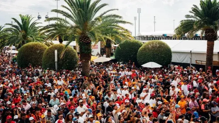 Formula 1 Miami Grand Prix Fan Fest con pantallas, simuladores y público en Lummus Park