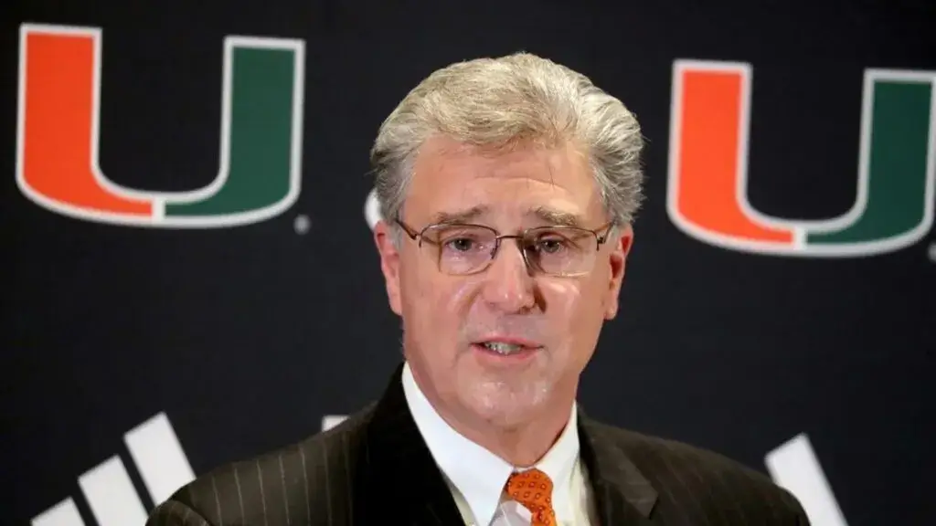 Dan Radakovich en rol directivo durante etapa clave del programa deportivo universitario