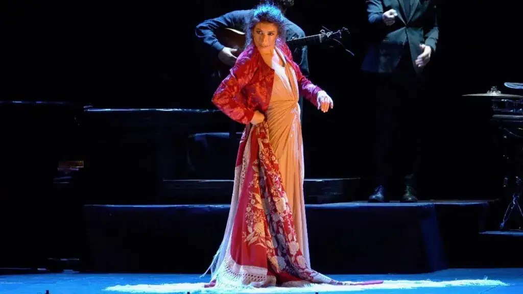 La Chiqui de Málaga bailando flamenco en escenario con expresión artística y emocional