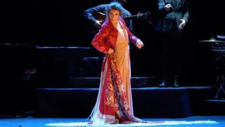 La Chiqui de Málaga bailando flamenco en escenario con expresión artística y emocional