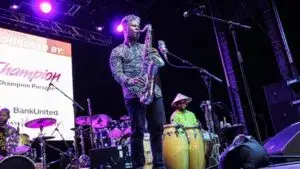 Jazz Fest con conciertos frente al mar y público disfrutando música en vivo en la playa