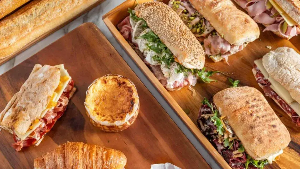 Sandwich Shops con variedad de sandwiches gourmet y clásicos preparados con ingredientes frescos
