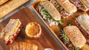 Sandwich Shops con variedad de sandwiches gourmet y clásicos preparados con ingredientes frescos