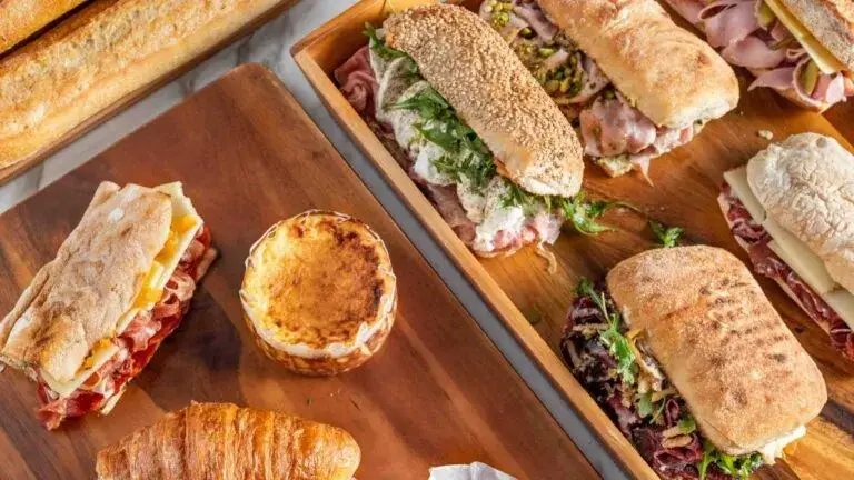 Sandwich Shops con variedad de sandwiches gourmet y clásicos preparados con ingredientes frescos